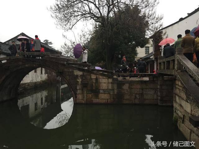 贴瓷砖不要再用水泥了,老师傅早流行用这种,几十年也不脱落